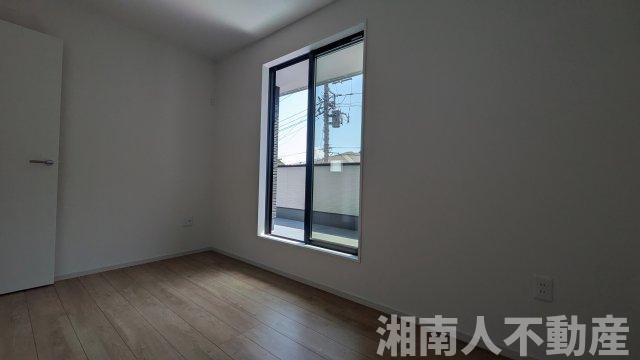 藤沢市片瀬４丁目２２１６－６０新築戸建ての洋室|明るい洋室です
