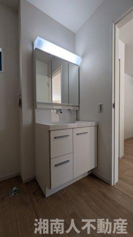 藤沢市片瀬４丁目２２１６－６０新築戸建ての独立洗面台|独立洗面台あり、毎朝おしゃれに忙しい女性の方におすすめです