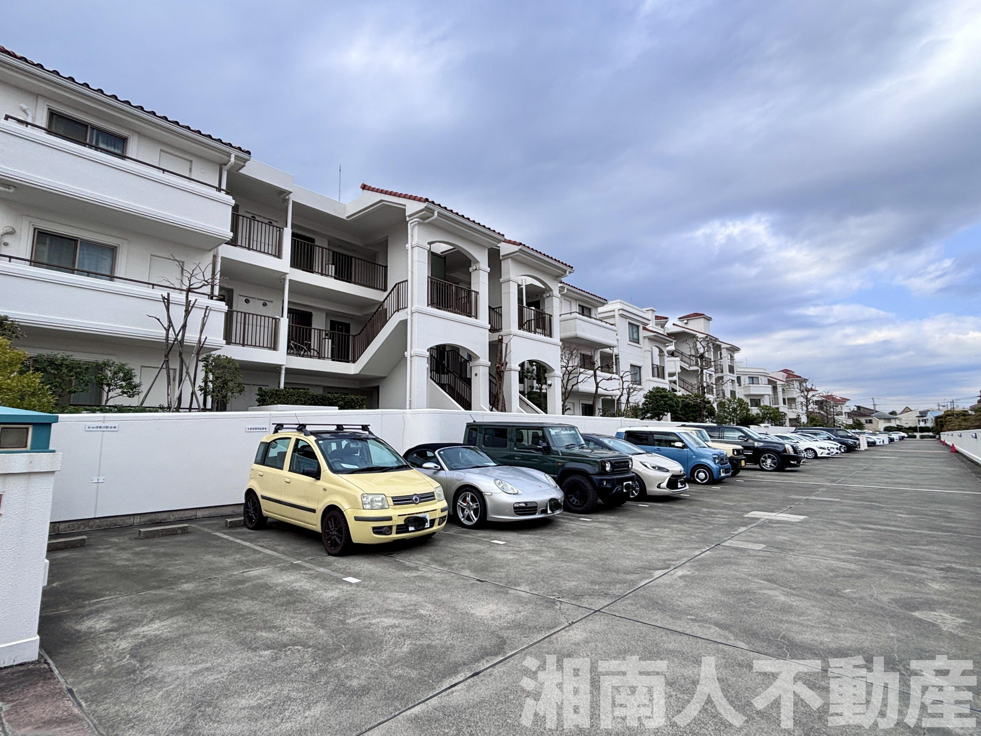 パシフィックガーデン茅ヶ崎A棟の駐車場|駐車場があるので、車を買う予定の方も安心です