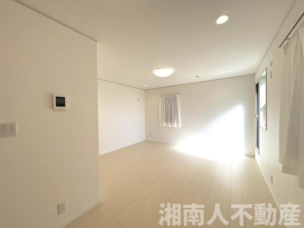 茅ヶ崎市松林一丁目戸建の居間・リビング|使いやすいリビングです