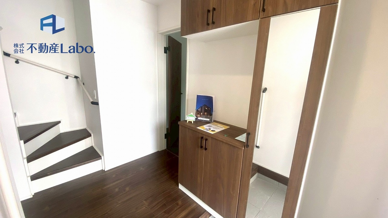 リナージュ　清水町徳倉第1期　全2棟　新築戸建ての玄関|●玄関ホール●
玄関は、住まいの「第一印象」を決める大事な空間。だからこそ広さ、採光、清潔感にこだわった造りとなっております♪
シューズボックスは大容量となっており実用性を兼ねそろえた玄関♪