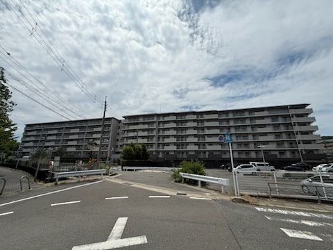 メイツ醍醐デュアラの外観|2009年1月築の全102戸のマンションです。名鉄不動産株式会社分譲です。