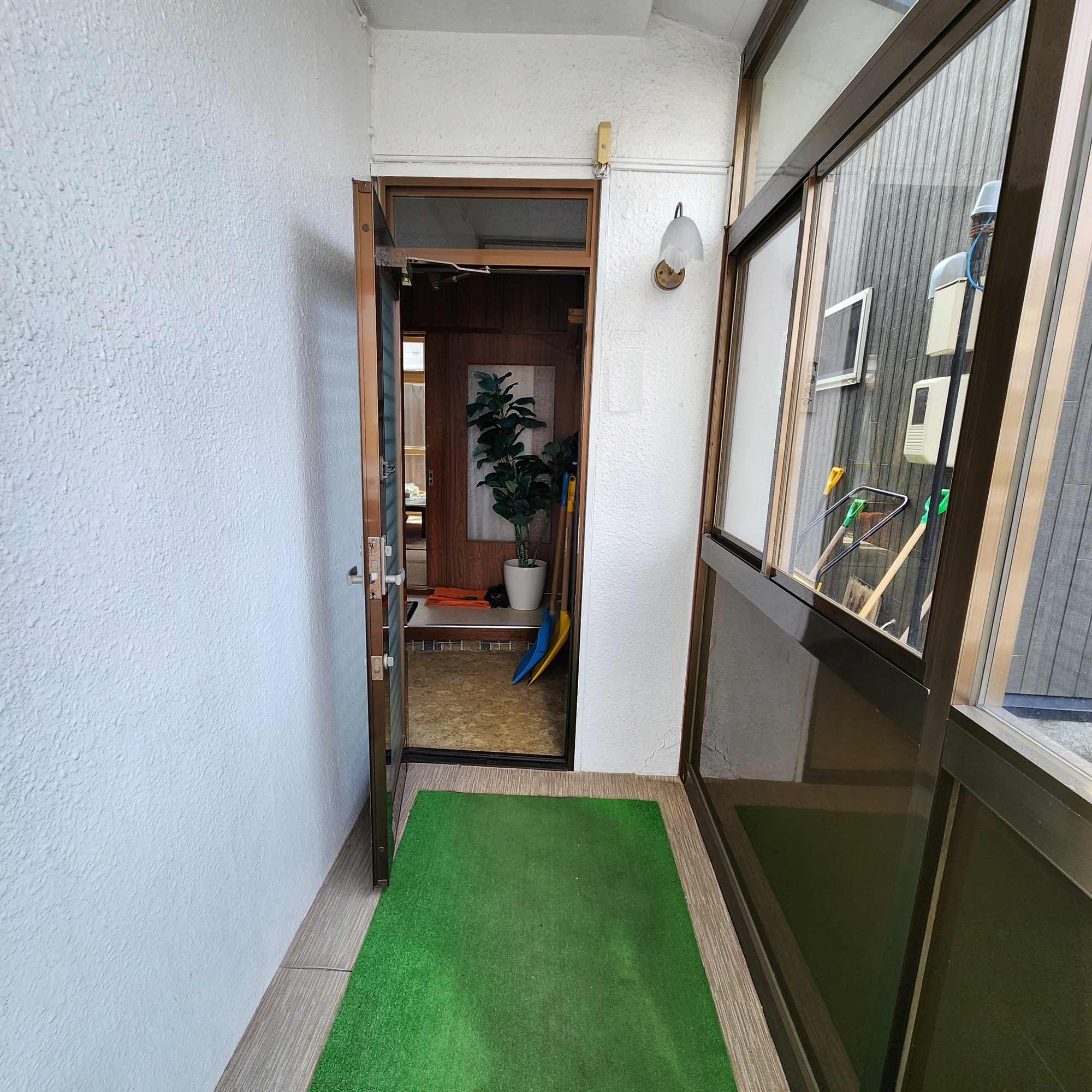 登別市中央町1丁目11-10　中古住宅の玄関