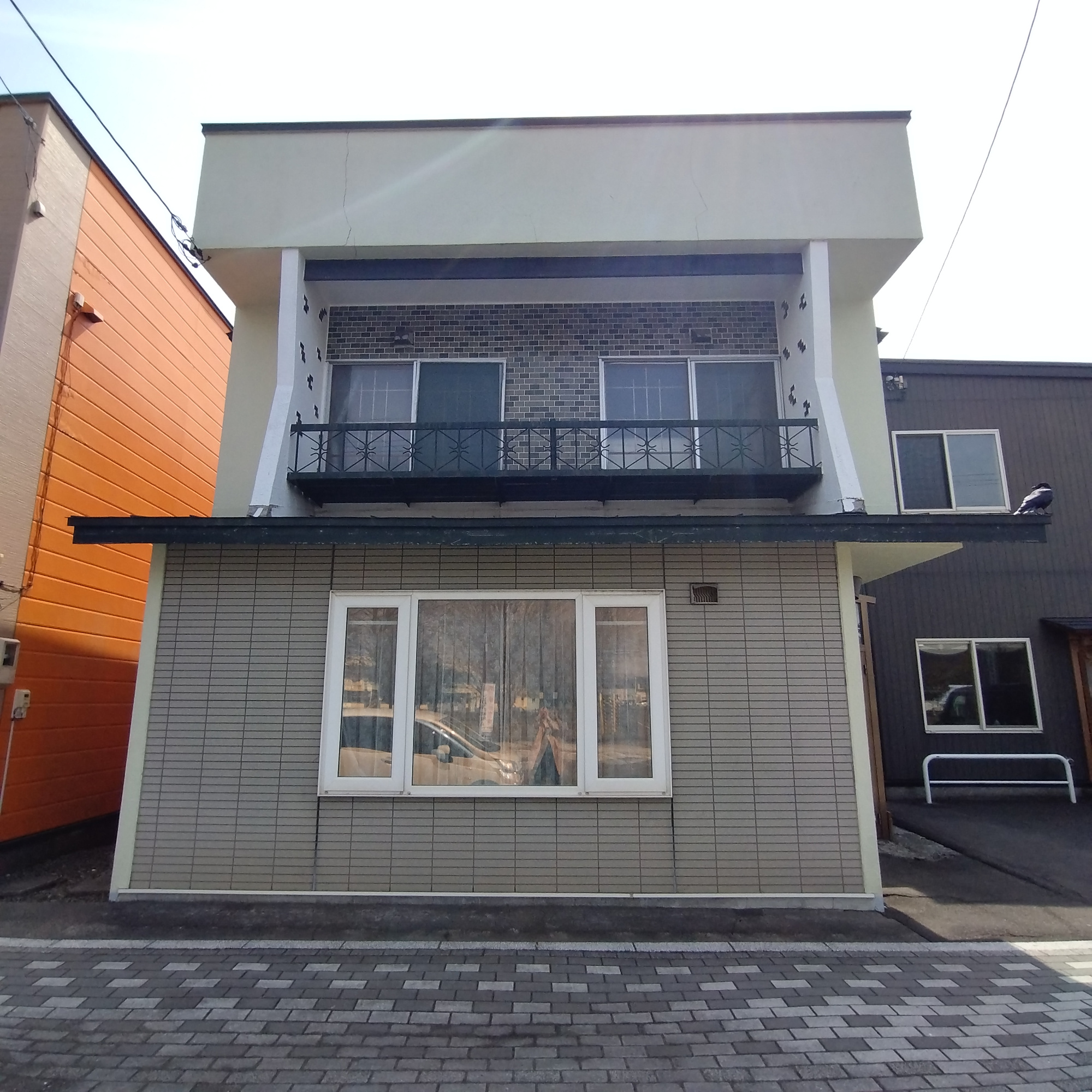 登別市中央町1丁目11-10　中古住宅の前面道路含む現地写真