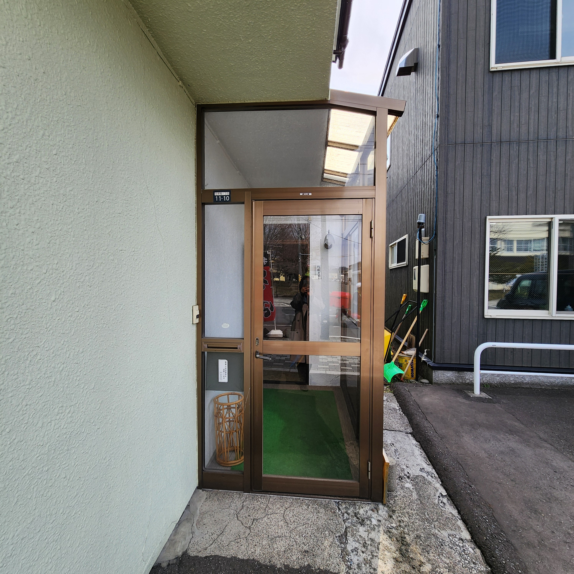 登別市中央町1丁目11-10　中古住宅の前面道路含む現地写真