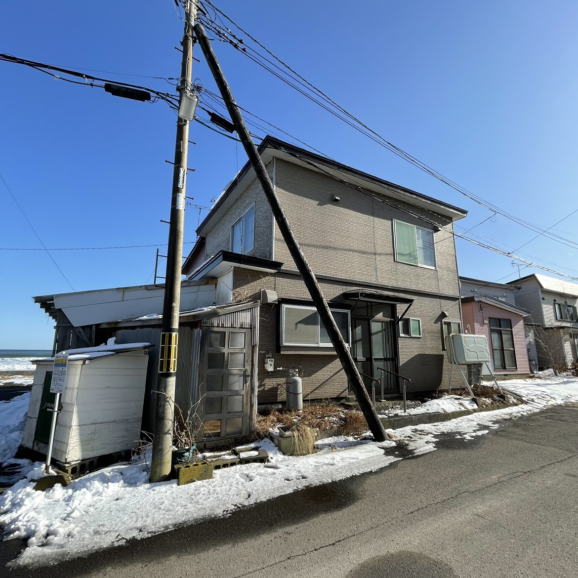 登別市大和町2丁目27-53　中古住宅の前面道路含む現地写真
