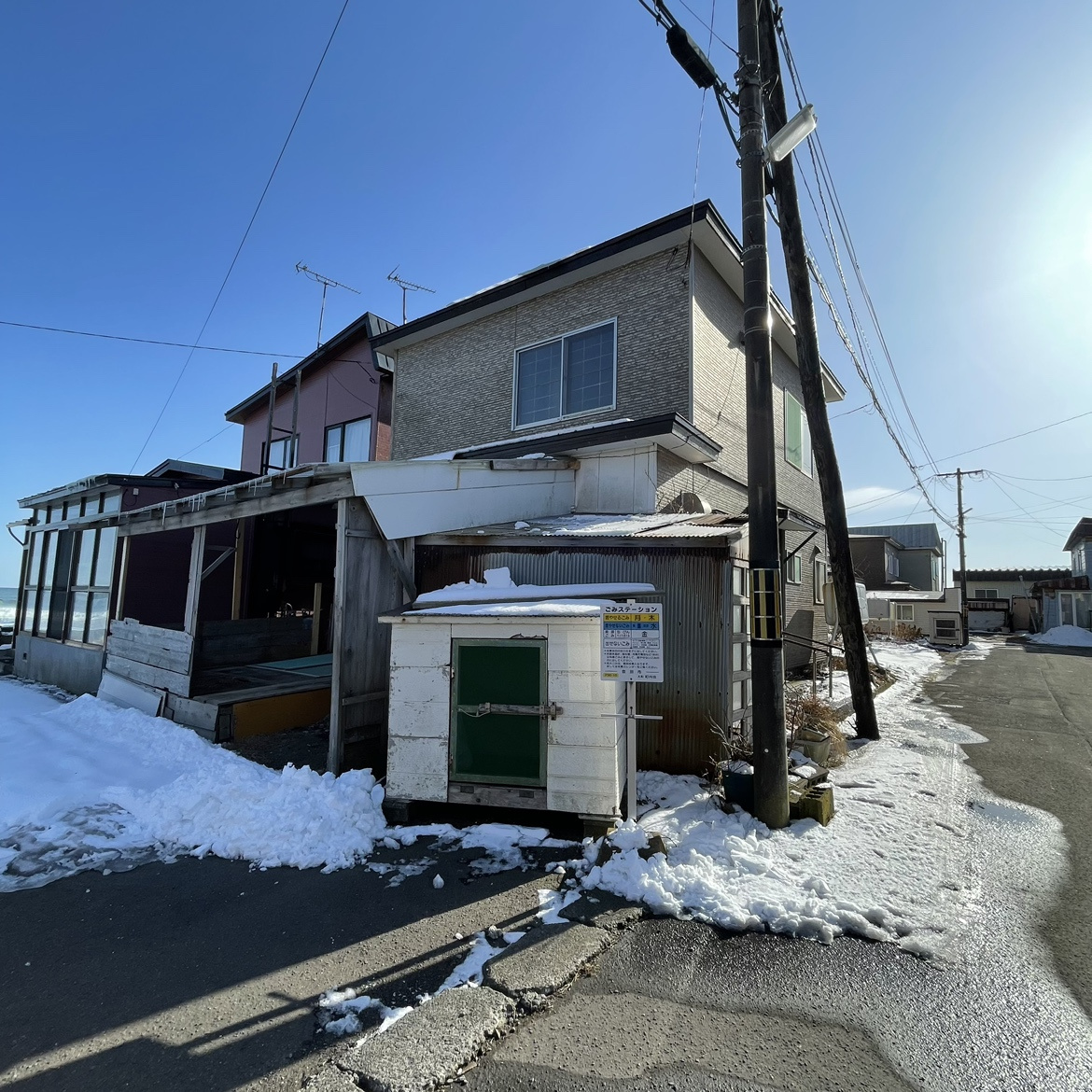 登別市大和町2丁目27-53　中古住宅の前面道路含む現地写真