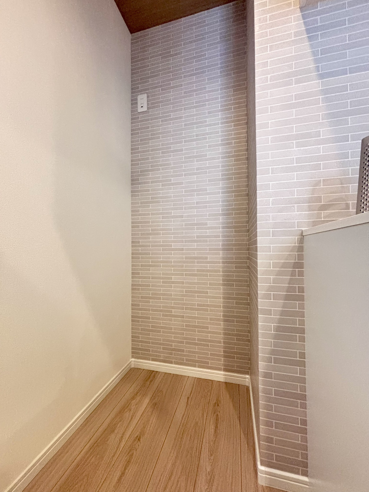 宮本通2丁目 新築戸建てのキッチン|・カップボードの隣には冷蔵庫置場はございます。
奥行があり、使いやすさを重視した設計となっております。