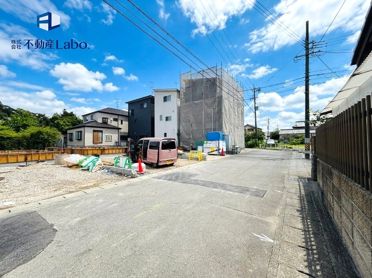 リーブルガーデン 清水区蜂ヶ谷　全3棟の前面道路含む現地写真|ゆとりのある前面道路で、お車の出し入れもスムーズに行えます♪