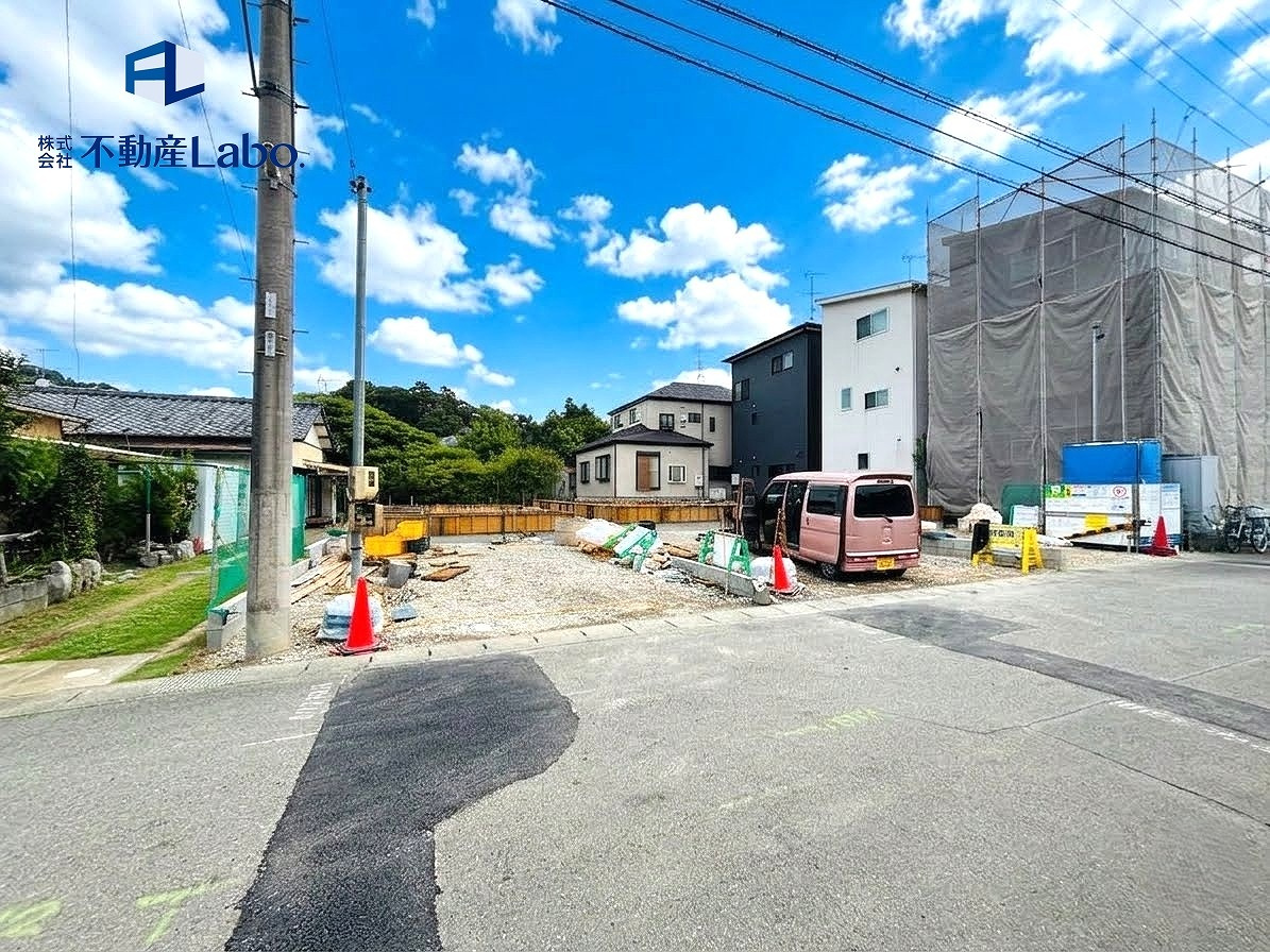 リーブルガーデン 清水区蜂ヶ谷　全3棟の前面道路含む現地写真|青空に映える新築住宅を建築中♪
完成後の暮らしをイメージしてみませんか？♪