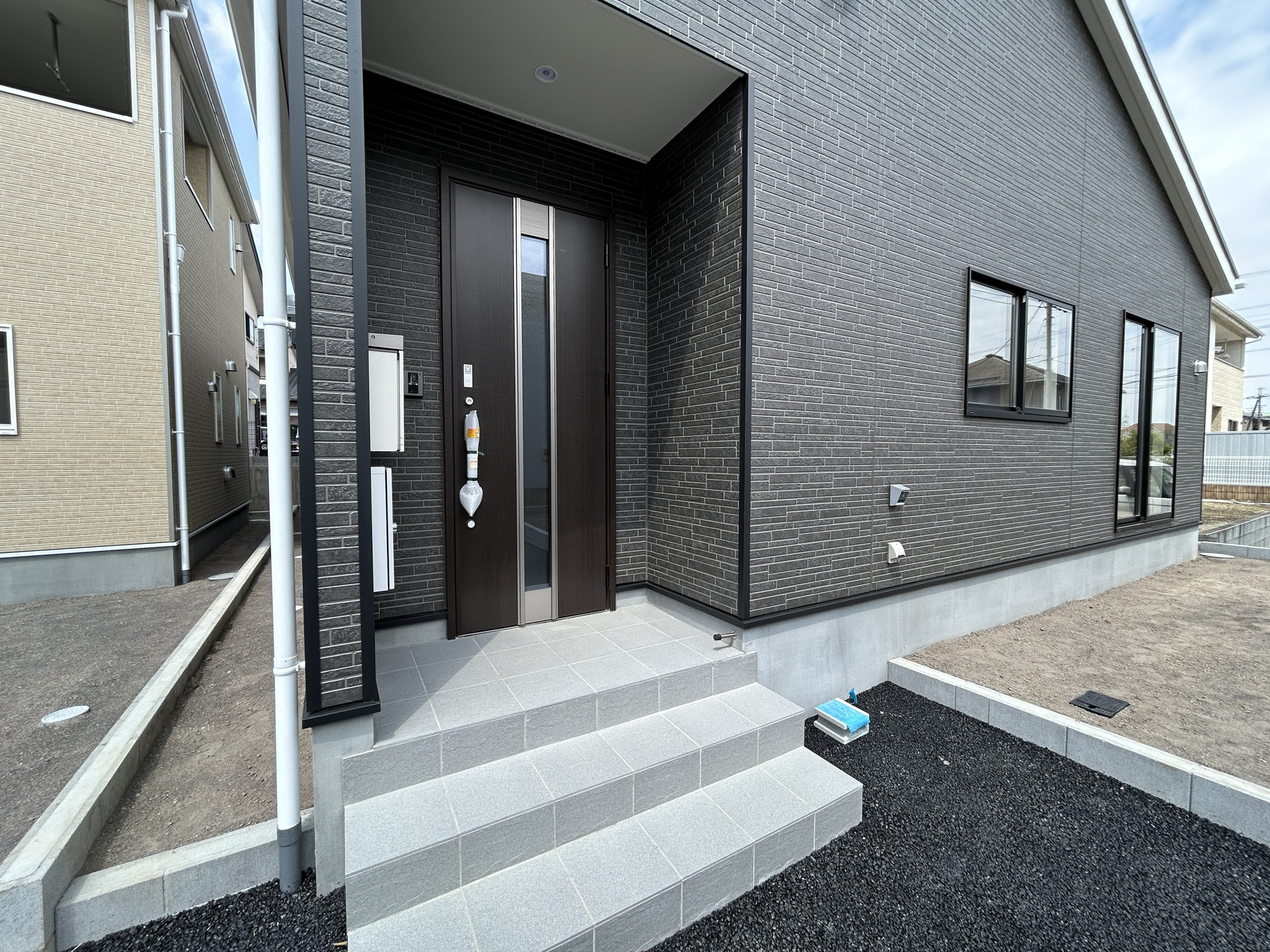 上田市上塩尻第２　新築住宅全５棟の玄関|【同社施工例】玄関上は屋根があるので雨の心配いらず♪