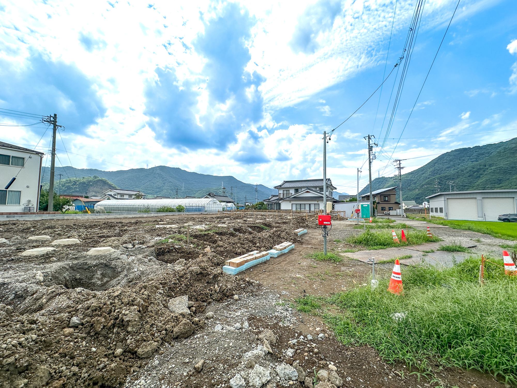上田市上塩尻第２　新築住宅全５棟の前面道路含む現地写真|低層の一戸建てを中心とした街並みが整然と続き、周辺は高い建物が建っていないので、採光や開放性に恵まれ、空が広く緑の多い閑静な趣を感じる環境です。