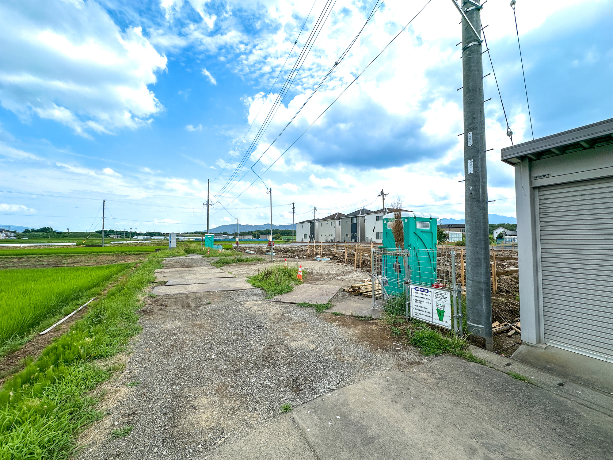 上田市上塩尻第２　新築住宅全５棟の前面道路含む現地写真|前面道路は閑静な住宅地をはしる車通りの少ない道路。お車の出し入れが苦手なママや小さなお子様にも安心ですね。しっかり舗装もされているので、ベビーカーや自転車で通っても快適に通行できます。