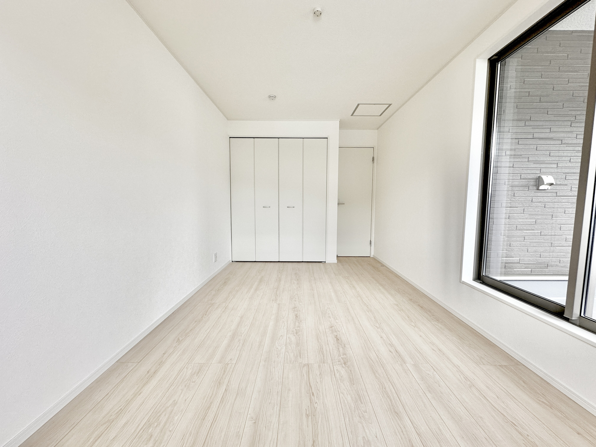 上田市上塩尻第２　新築住宅全５棟の子供部屋|【同社施工例】広々とした居住空間は日々の暮らしを彩り、心のやすらぎと満足感を与えてくれます。通風と採光を考慮した設計は子供たちはのびのび育ち、家族でくつろぎと団らんを生み出します。