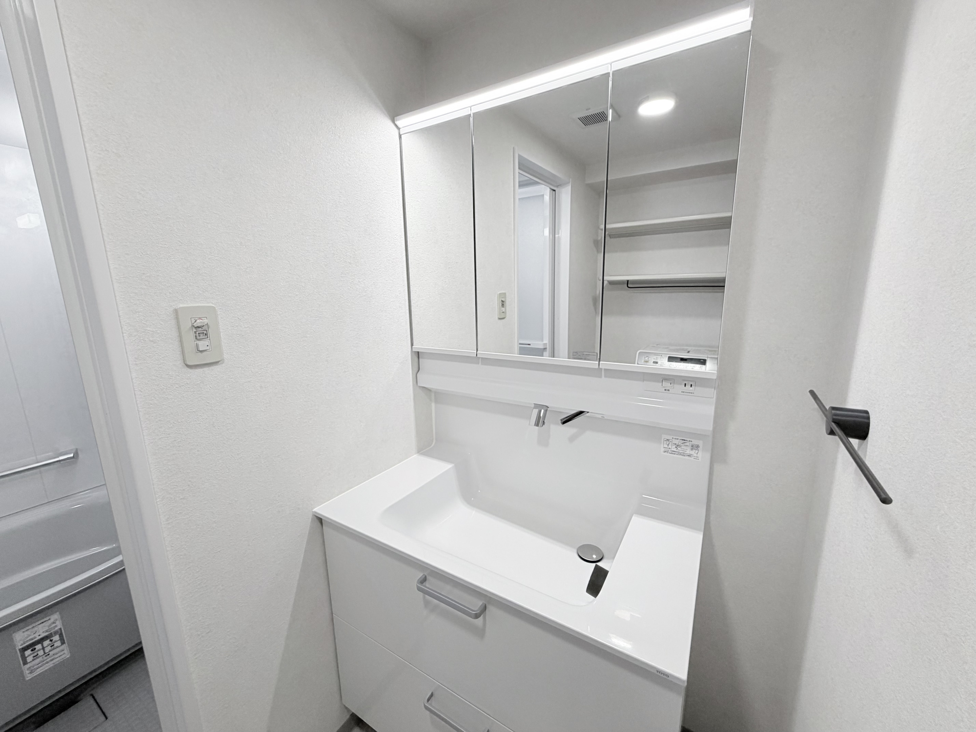 ダイアパレス福田町ステーションガーデンの独立洗面台|洗面まわりの小物をすっきり収納できる三面鏡付洗面化粧台です。