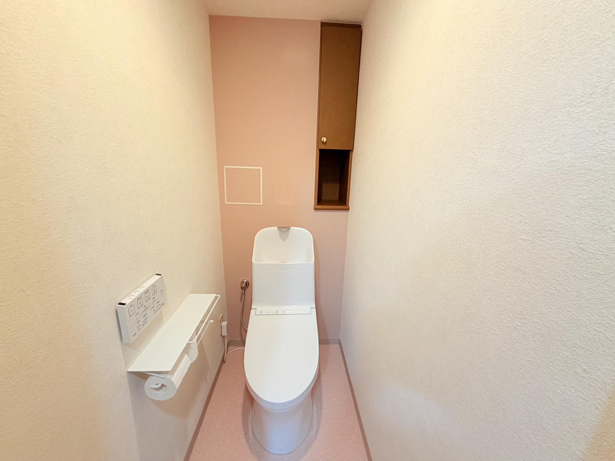 ダイアパレス福田町ステーションガーデンのトイレ|トイレットペーパーや掃除用品を収納できるスペースもあります。