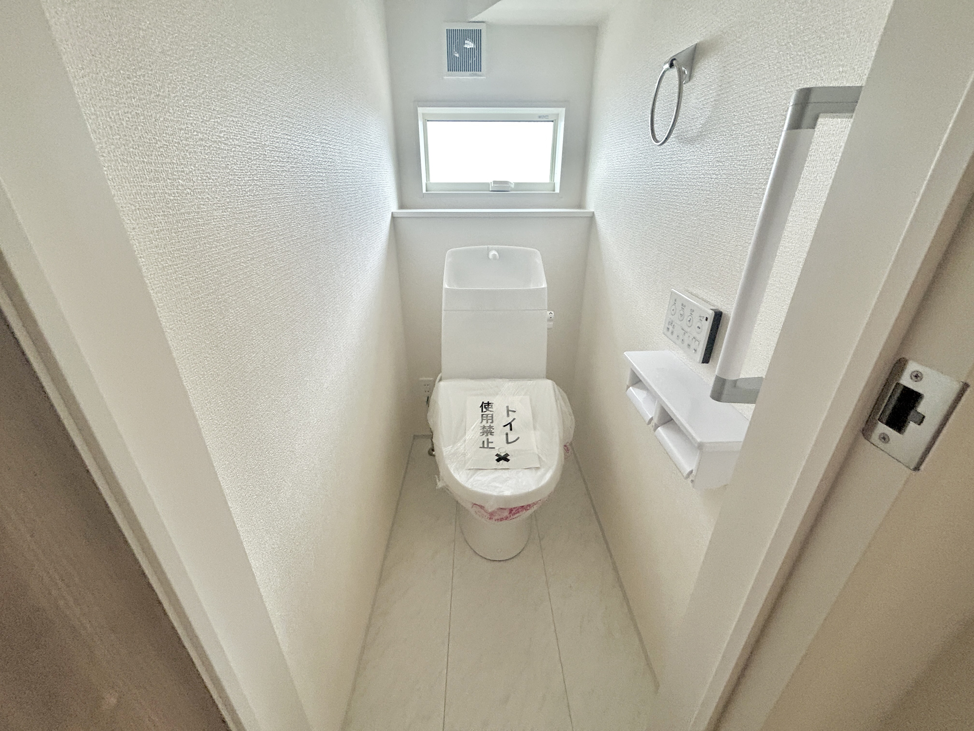 前橋市樋越町第4　新築住宅全6棟のトイレ|節水型でエコなトイレには、今では当たり前の洗浄付き。便座を温める機能もついていて、居心地良くてトイレから出られなくなるかも！換気用に換気扇はもちろん、窓も着いているので常に快適ですね♪