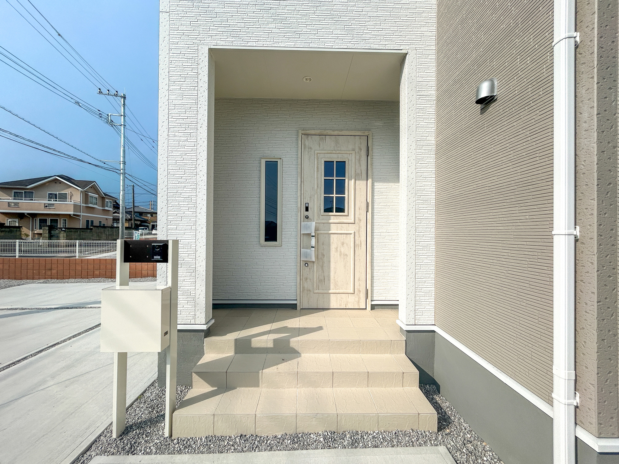 前橋市樋越町第4　新築住宅全6棟の玄関|明るく優しいイメージの玄関アプローチ。玄関上は屋根があるので雨の心配いらず♪