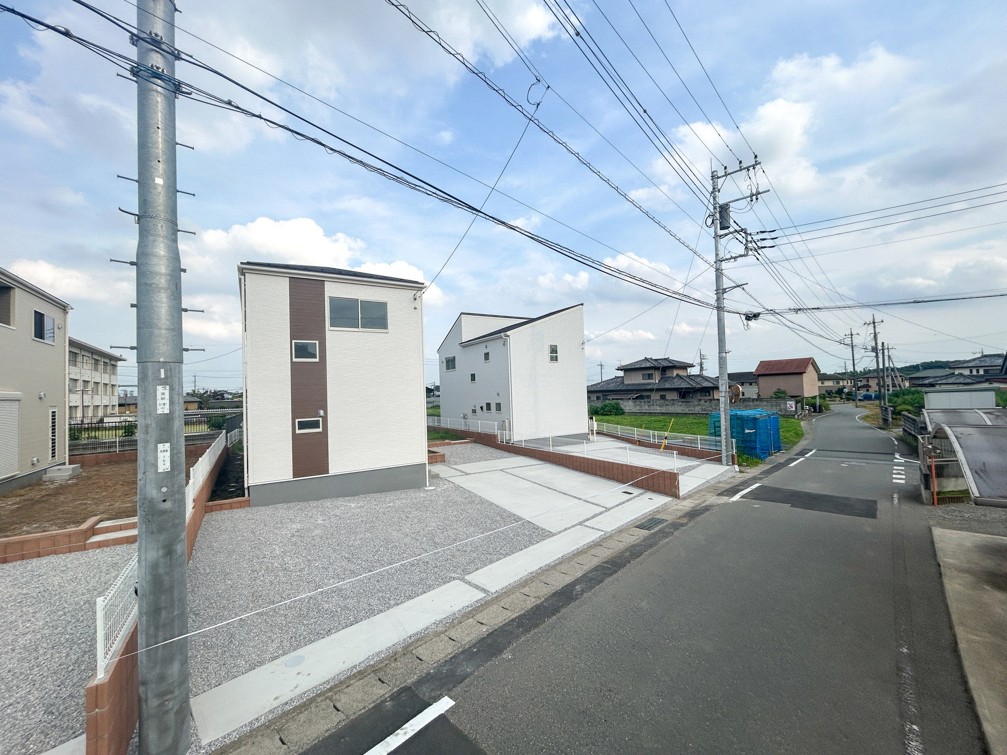 前橋市樋越町第4　新築住宅全6棟の前面道路含む現地写真|閑静な住宅地で子育て家族にピッタリ。毎日のお散歩も快適な緑に恵まれたエリアで、自然に包まれた穏やかな暮らしを実現するための、ゆとりある住環境が整っています。

