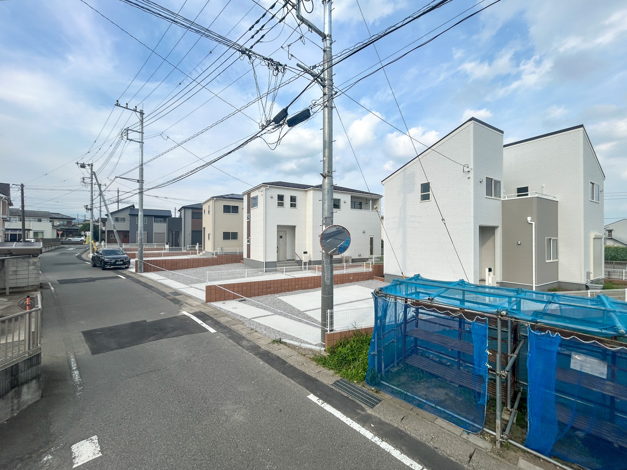 前橋市樋越町第4　新築住宅全6棟の前面道路含む現地写真|低層の一戸建てを中心とした街並みが整然と続き、周辺は高い建物が建っていないので、採光や開放性に恵まれ、空が広く緑の多い閑静な趣を感じる環境です。

