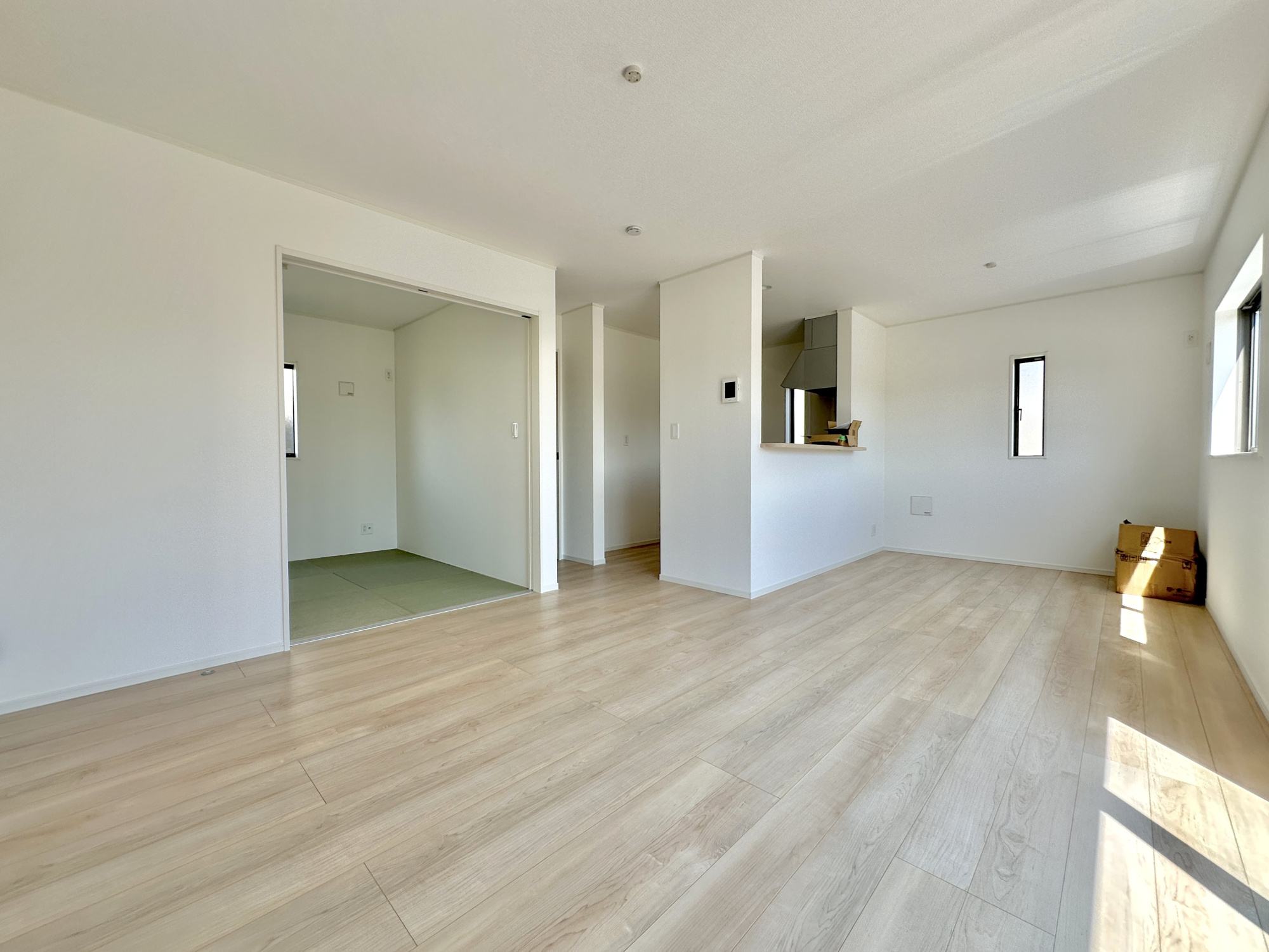 日光市土沢第２　新築住宅全３棟の居間・リビング|【同社施工例】南向きに大きく開いた窓からは、明るい陽射しが射し込みます。
爽やかな風が吹き抜ける心地良いリビングには、自然と家族が集まります。
