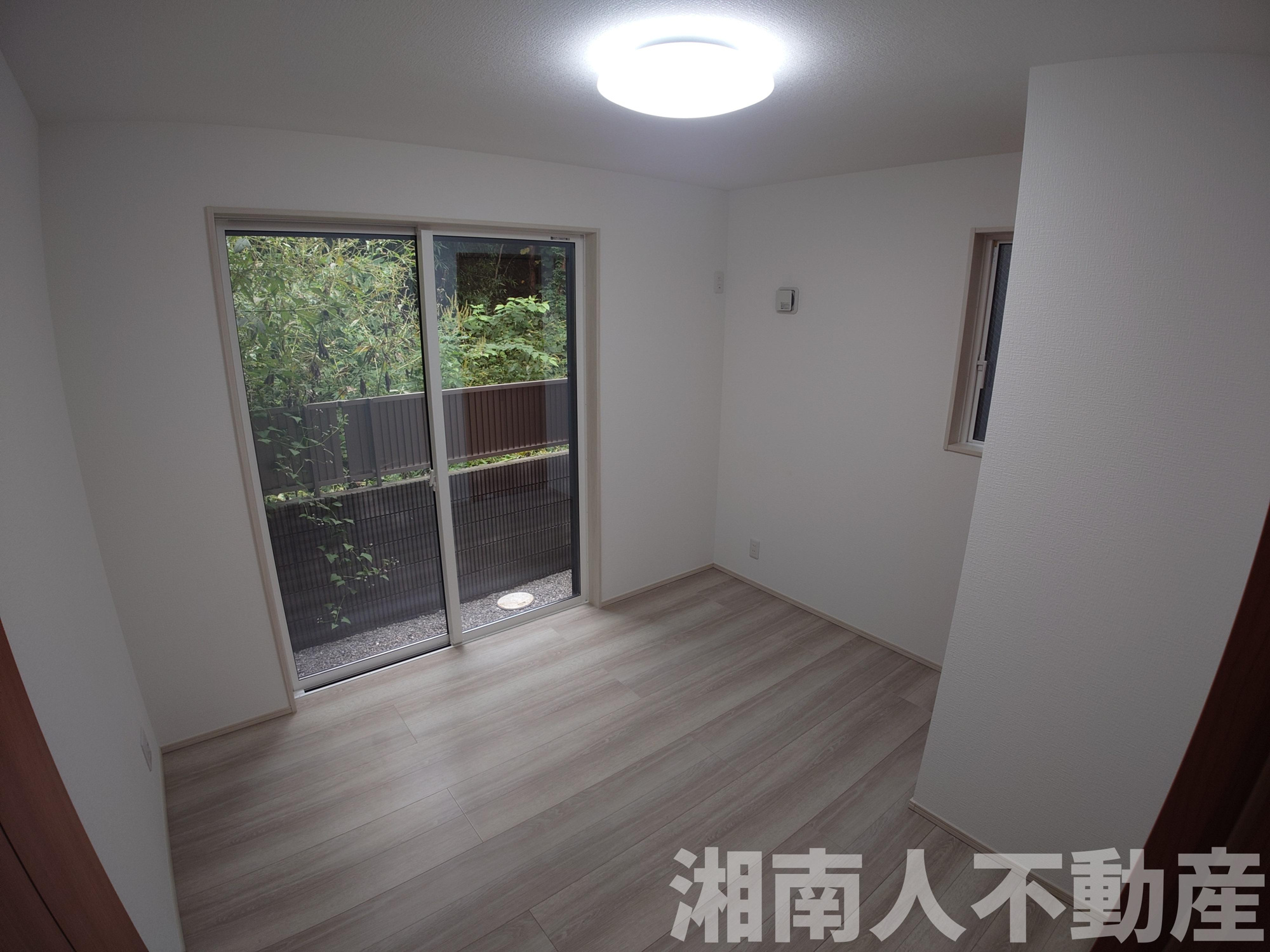 平塚市高根１丁目１８－１８新築戸建ての洋室|落ち着いた色調の洋室です