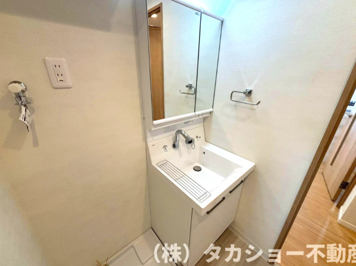 高洲三丁目住宅　19号棟の独立洗面台|独立洗面台、小物を置くことができて便利です