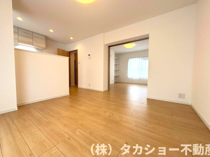 高洲三丁目住宅　19号棟の居間・リビング|キッチン裏にカウンター（カップボード）があり、使いやすい明るい室内です☆彡