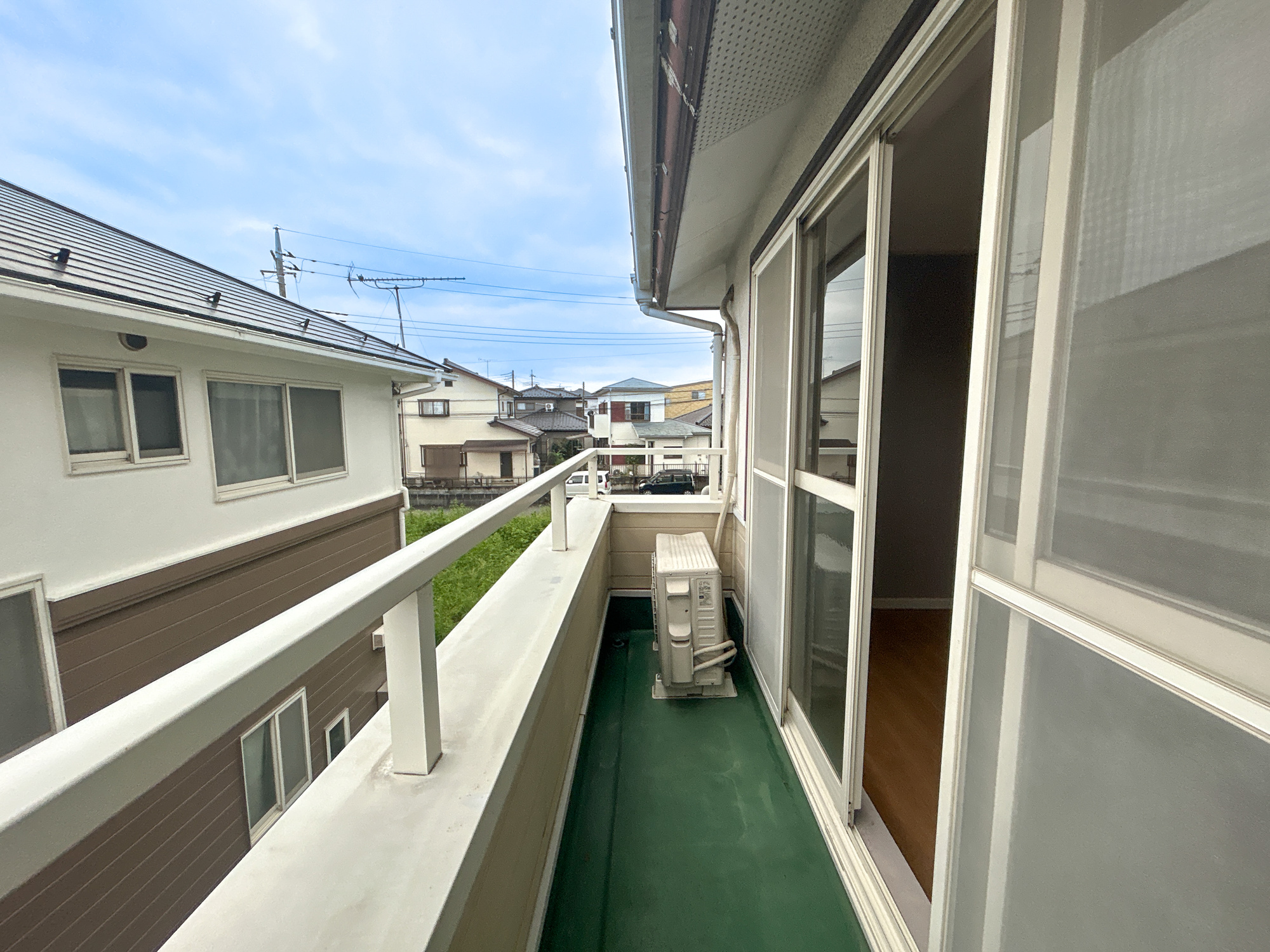 高崎市棟高町1期　中古住宅のバルコニー|開放的なバルコニーは見晴らしもよく、太陽の温かな温もりをめいっぱい受け止めてくれます。太陽の光と爽やかな風を受けたお洗濯物はあっという間に乾き、取りこむ時には太陽の匂いを感じられそうですね。