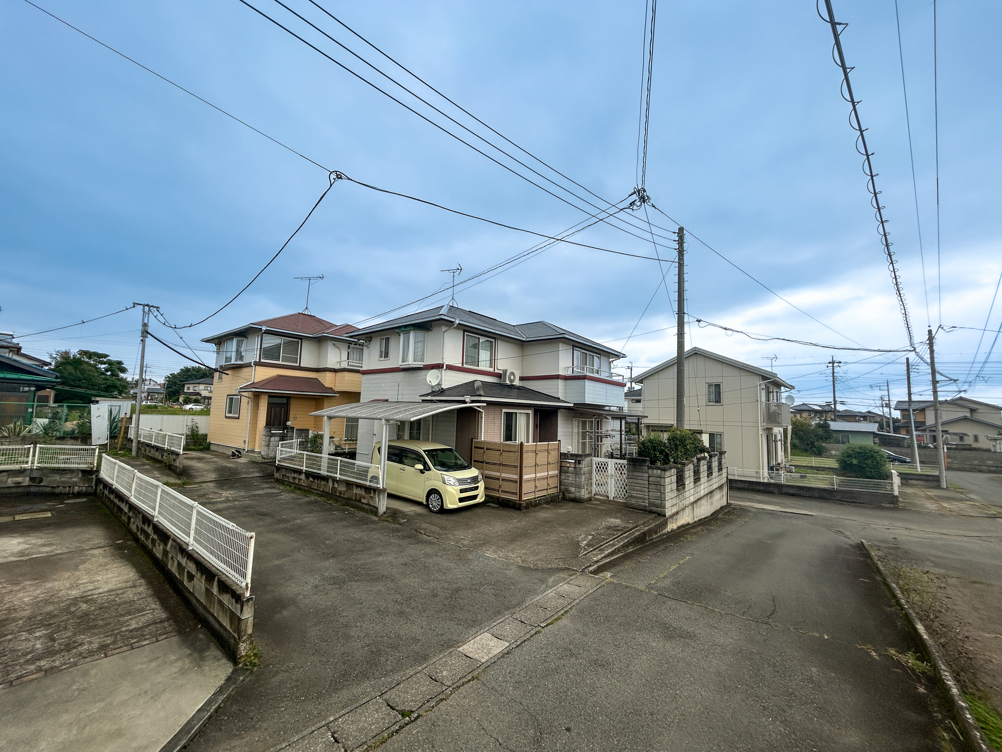 高崎市棟高町1期　中古住宅の前面道路含む現地写真|閑静な住宅地で子育て家族にピッタリ。毎日のお散歩も快適な緑に恵まれたエリアで、自然に包まれた穏やかな暮らしを実現するための、ゆとりある住環境が整っています。

