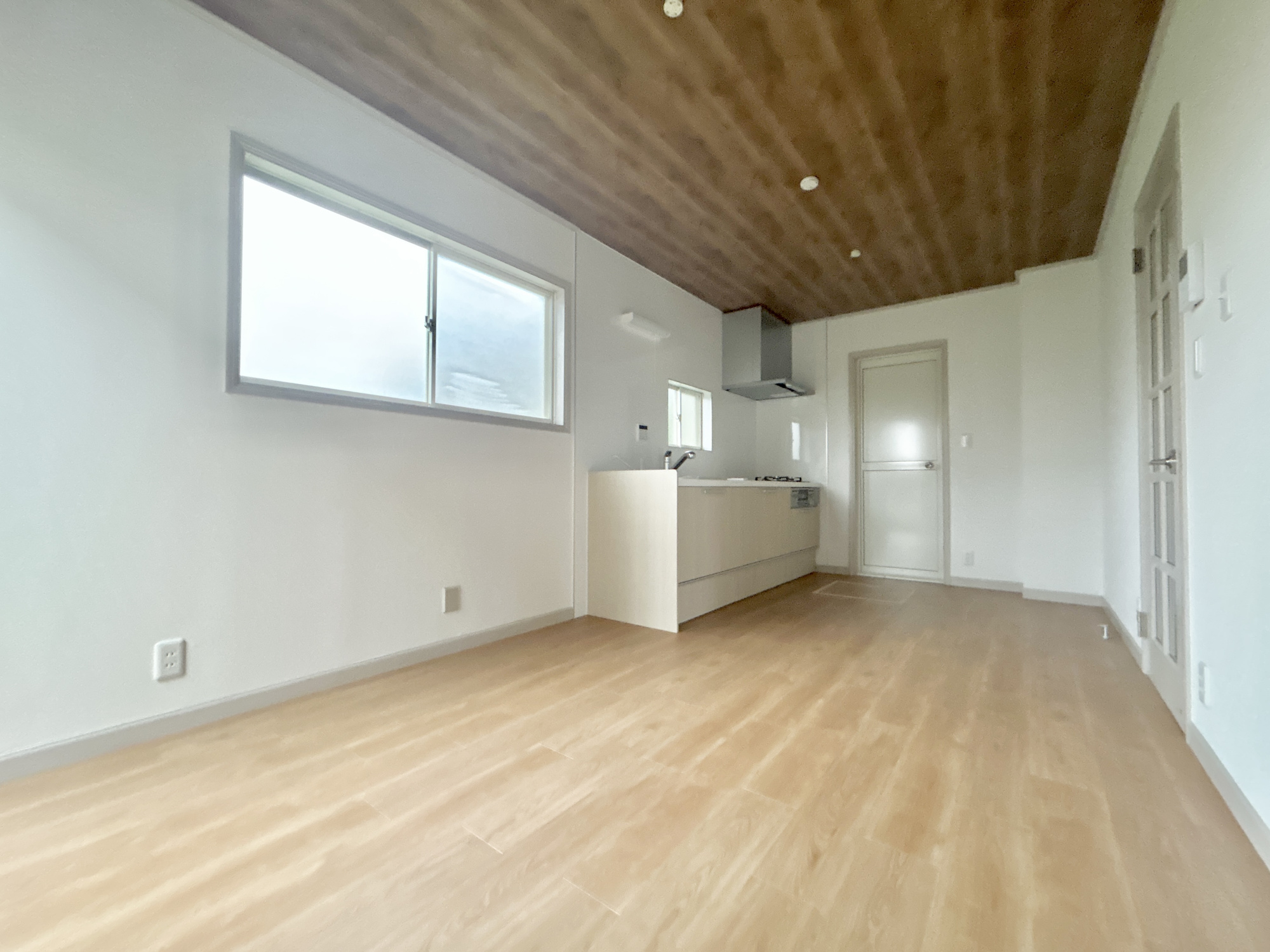 高崎市棟高町1期　中古住宅の居間・リビング|南向きに大きく開いた窓からは、明るい陽射しが射し込みます。
爽やかな風が吹き抜ける心地良いリビングには、自然と家族が集まります。
