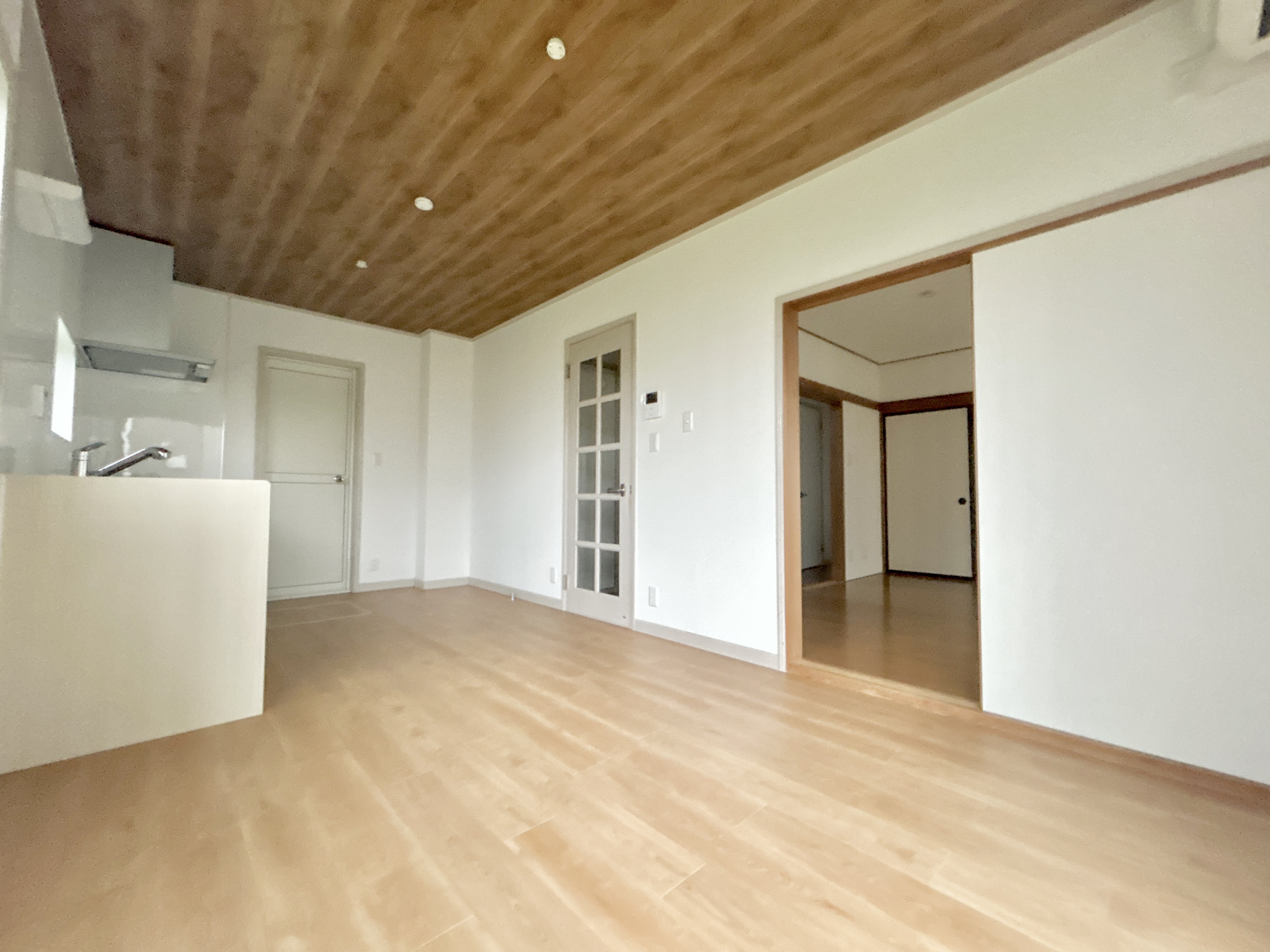 高崎市棟高町1期　中古住宅の居間・リビング|オープンな空間を生み出す、こだわりの広がりとゆとり。家族と過ごす時間を大切にしたい方にぴったりの明るくゆとりある住空間です。南側の窓からの日差しがリビングの隅々までしっかりと届きます！ 