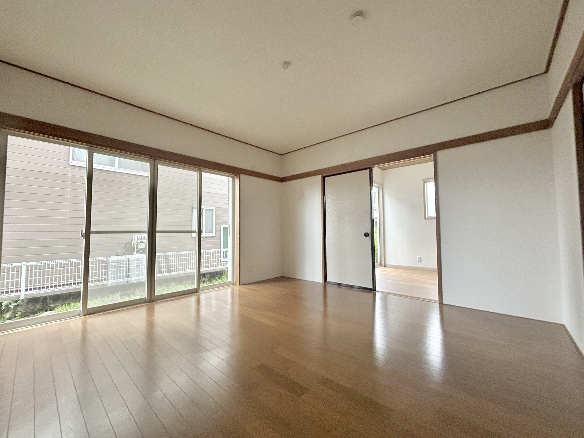 高崎市棟高町1期　中古住宅の洋室|LDKと隣接した洋室。
リビングから目が届く場所なので、お子様の遊び部屋・お昼寝スペースとして使うのもオススメです♪