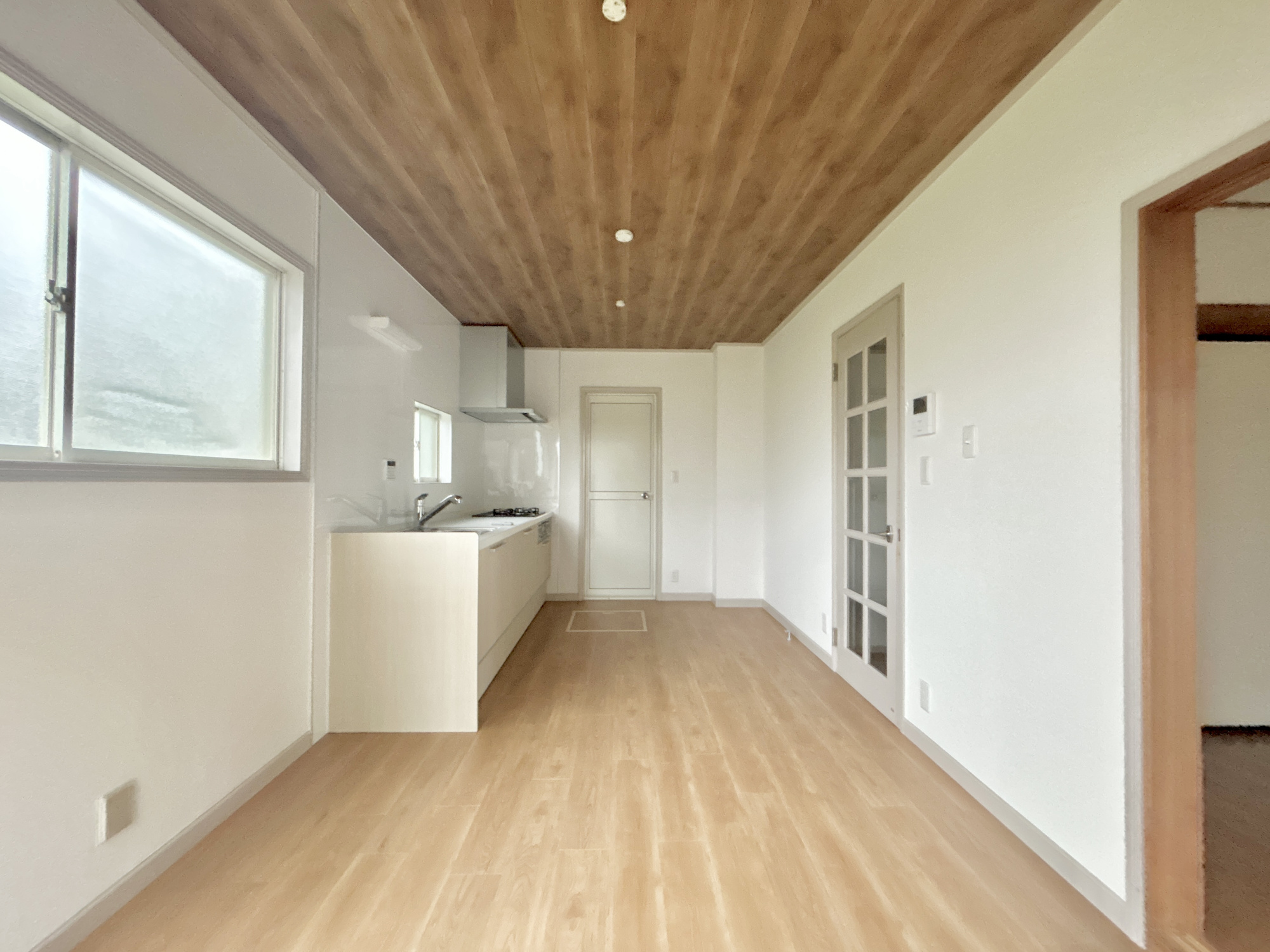 高崎市棟高町1期　中古住宅の居間・リビング|ここにはみんなが集い、食事と楽しい会話が始まる。話に夢中になりすぎて、ついつい時を忘れてしまう。そんな束の間の幸せを感じさせてくれる場所。
