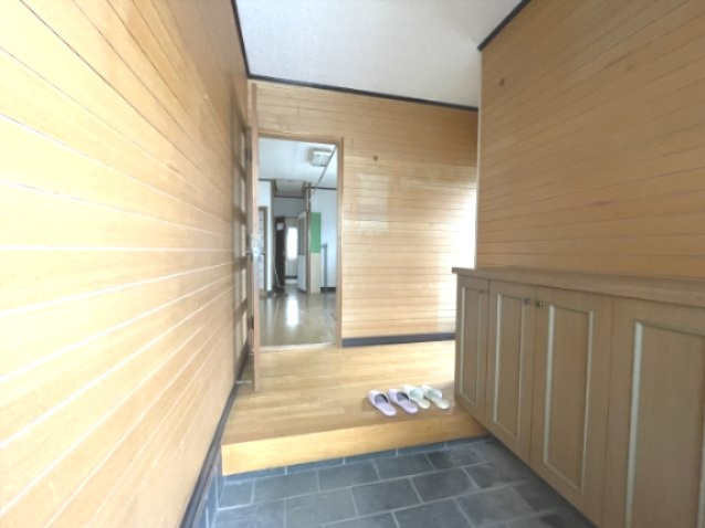 登別市富士町6丁目24-2　中古住宅の玄関