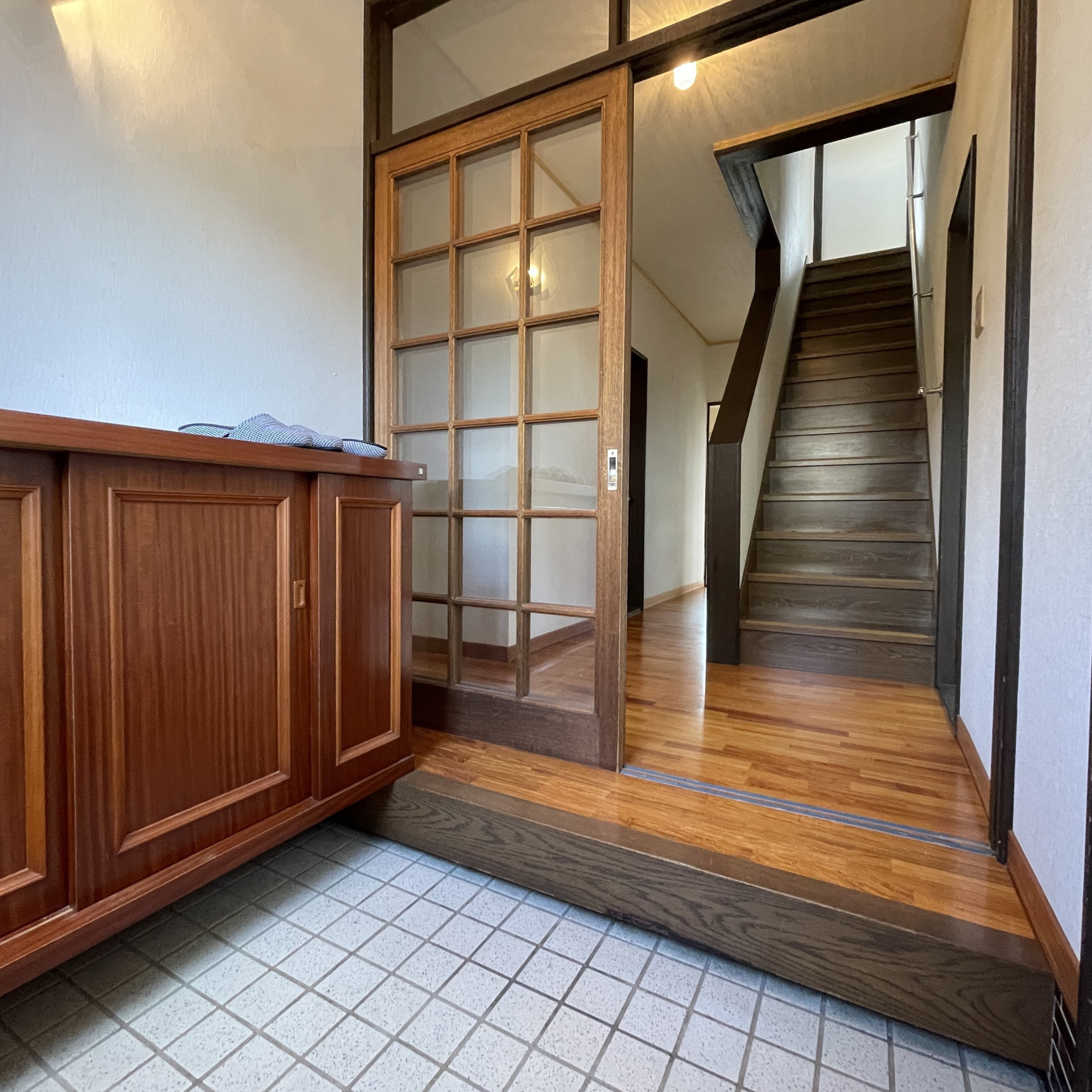 室蘭市白鳥台１丁目30-20　中古住宅の玄関