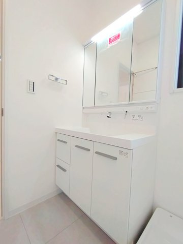 座間市相武台三丁目戸建②の独立洗面台|独立洗面台あり、毎朝おしゃれに忙しい女性の方におすすめです