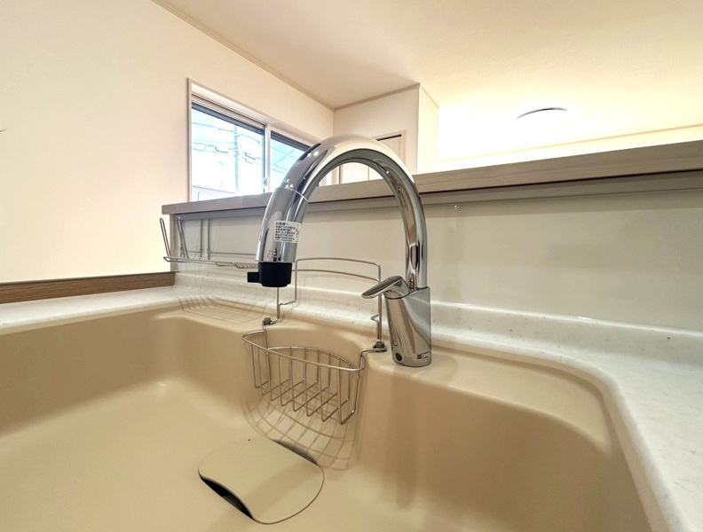 【設備画像：タッチレス水栓】手をかざすだけで、自動で水が出るため、衛生的で感染症対策にも効果的です。