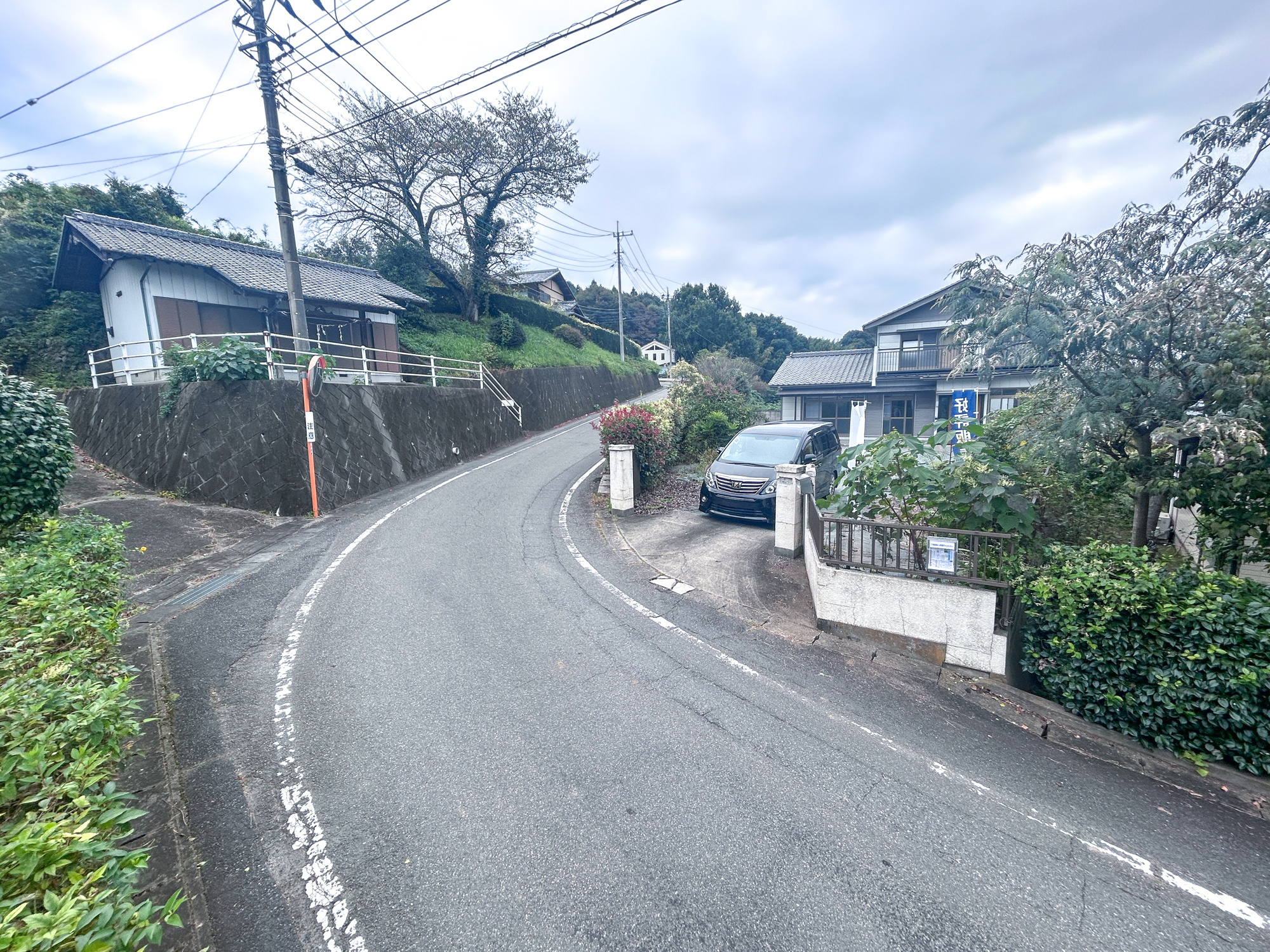 高崎市吉井町神保2期　中古住宅の前面道路含む現地写真
