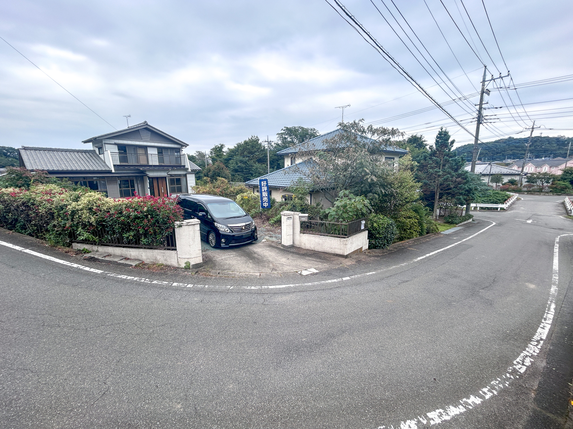 高崎市吉井町神保2期　中古住宅の前面道路含む現地写真