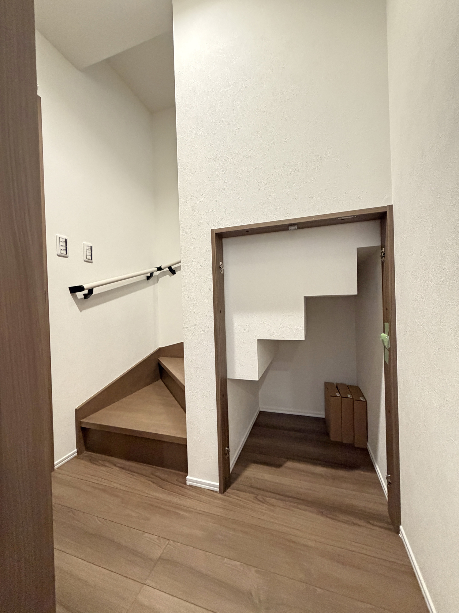 【一宮市三ツ井 限定1邸】ワイド間口×長期優良住宅の収納|1階ホール・階段下収納