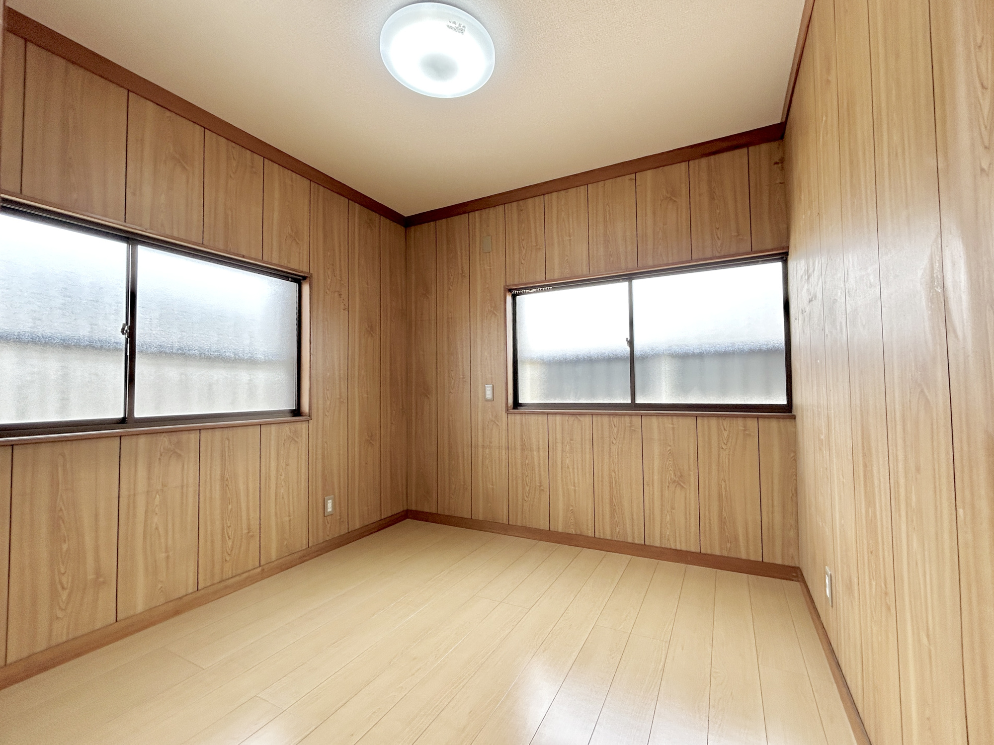 前橋市下細井町　中古物件の洋室|大きな窓からたっぷりと陽光が注がれる明るい空間。家族の成長に対応できる永住仕様の間取り。一日の疲れをいやしてくれる主寝室。時を忘れて過ごす場所として過ごせるお部屋。