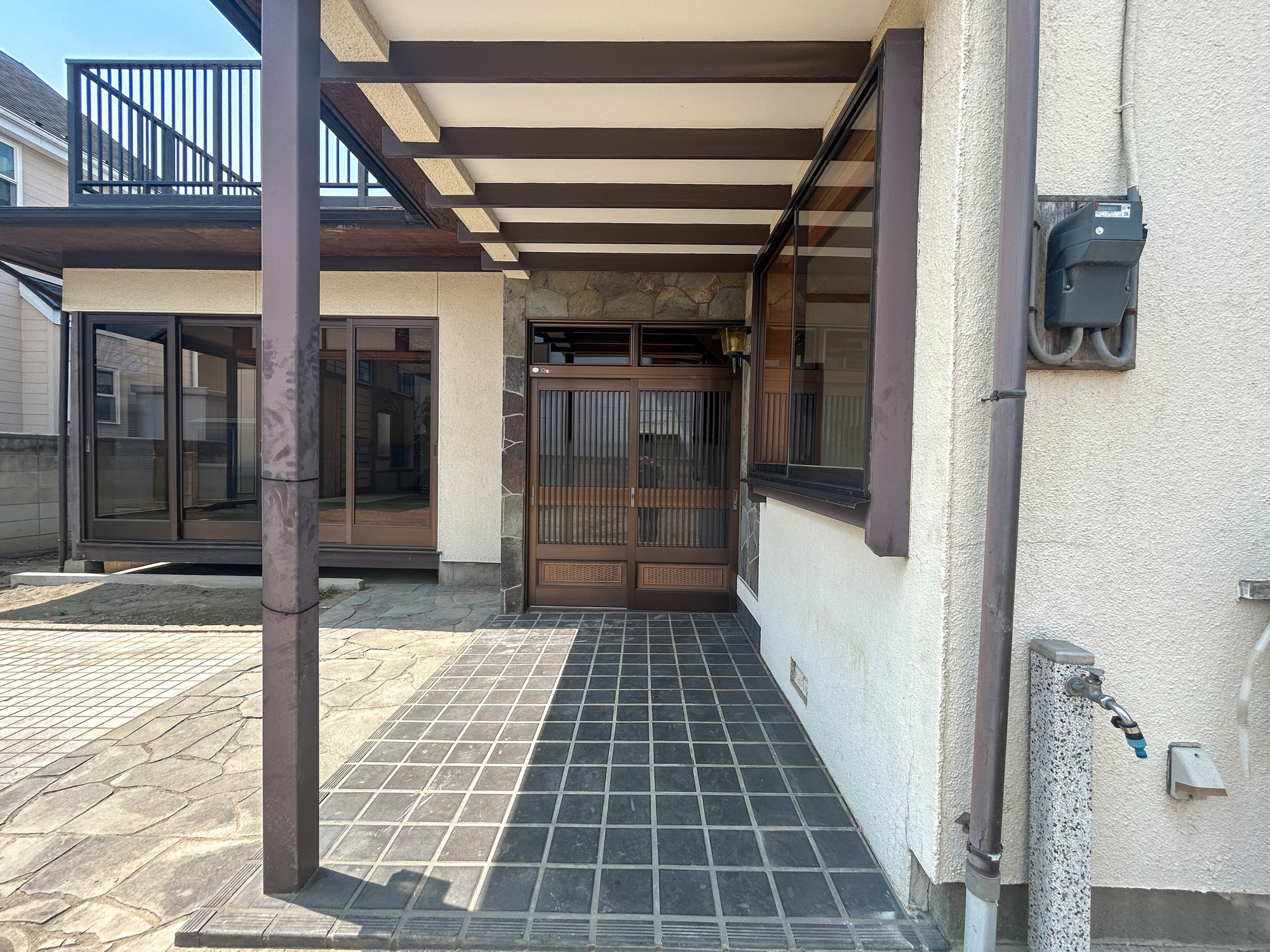 前橋市下細井町　中古物件の玄関|居住者の帰り、訪れる方を優しく迎える・安らぎに満ちた生活空間を予感させる。健やかな暮らしを楽しめそう