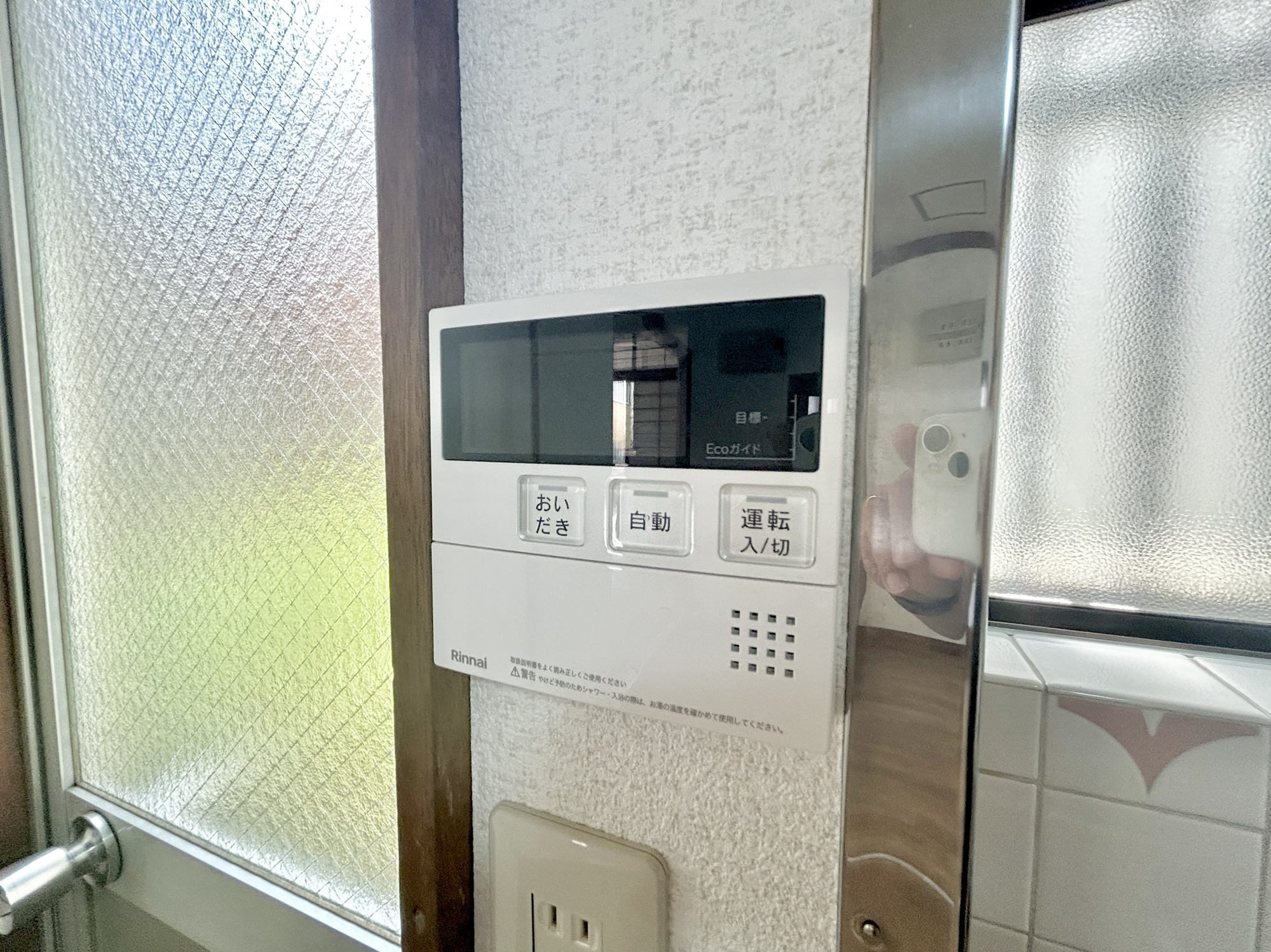 前橋市下細井町　中古物件の発電・温水設備|キッチンについている給湯リモコン。ここからお風呂のお湯を入れられるので、忙しい夕飯時がちょっぴり楽になりますね♪						
						
