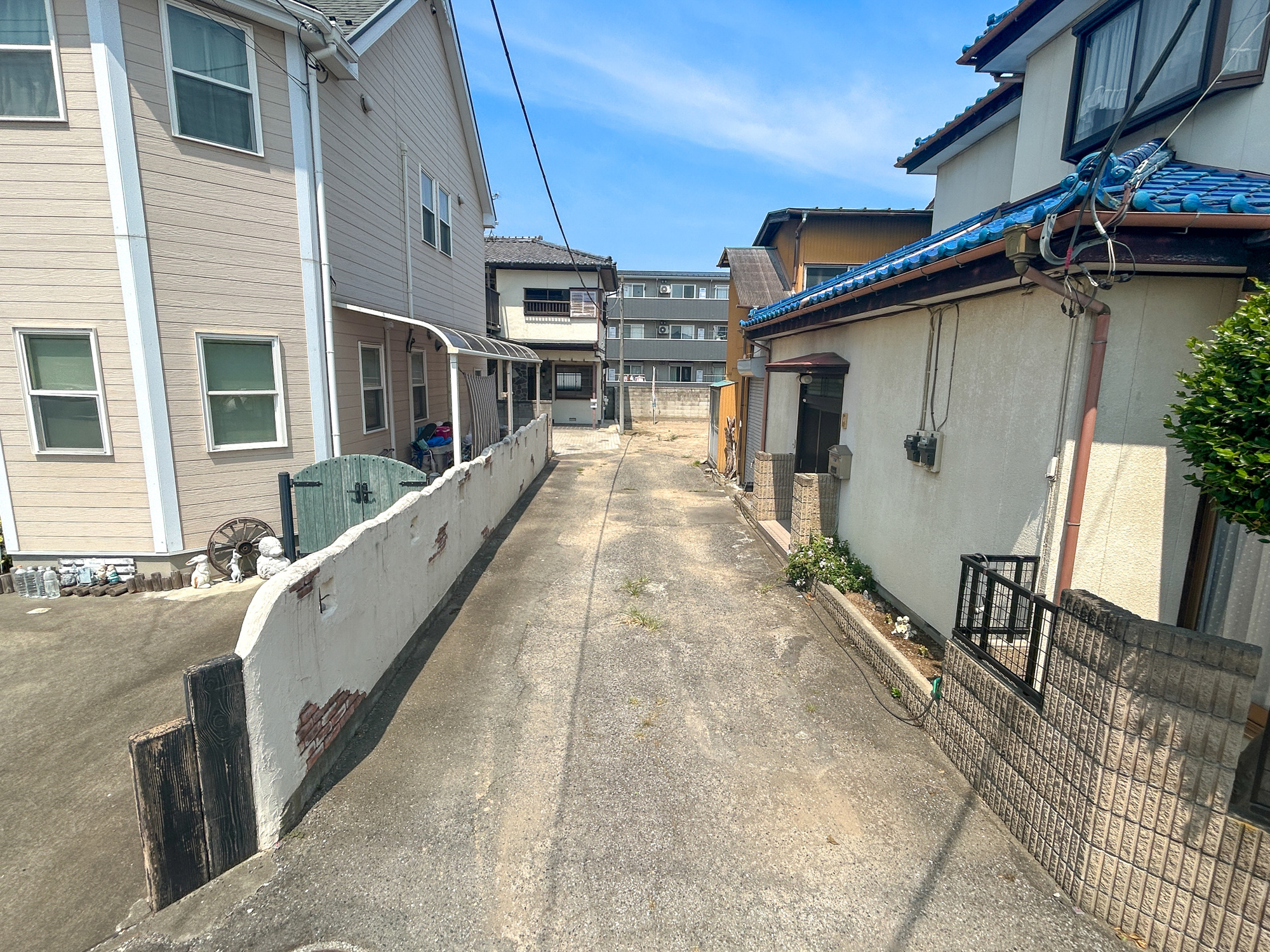 前橋市下細井町　中古物件の前面道路含む現地写真|低層の一戸建てを中心とした街並みが整然と続き、周辺は高い建物が建っていないので、採光や開放性に恵まれ、空が広く緑の多い閑静な趣を感じる環境です。

