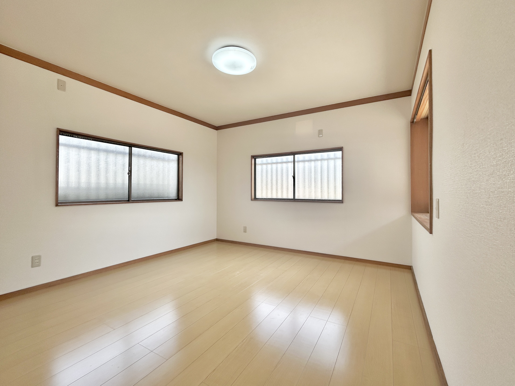前橋市下細井町　中古物件の洋室|オープンな空間を生み出す、こだわりの広がりとゆとり。家族と過ごす時間を大切にしたい方にぴったりの明るくゆとりある住空間です。南側の窓からの日差しがリビングの隅々までしっかりと届きます！ 