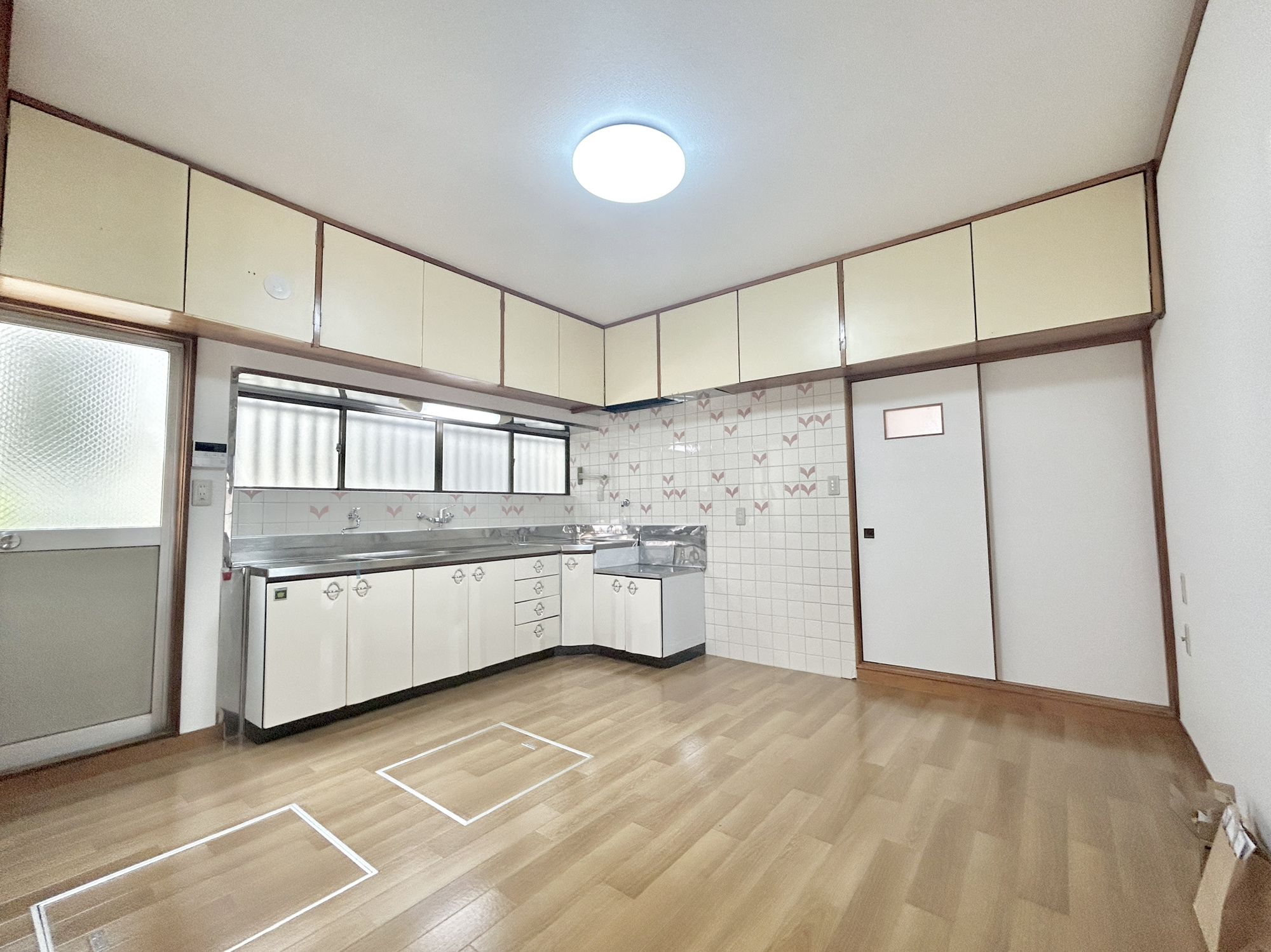 前橋市下細井町　中古物件のキッチン|ここにはみんなが集い、食事と楽しい会話が始まる。話に夢中になりすぎて、ついつい時を忘れてしまう。そんな束の間の幸せを感じさせてくれる場所。