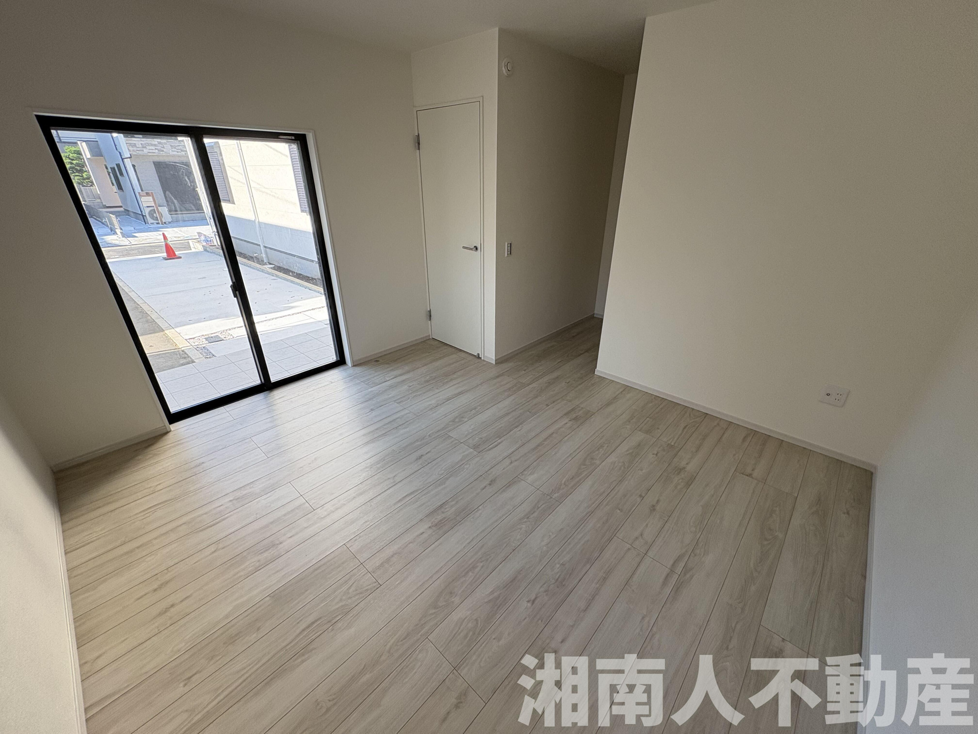 平塚市達上ケ丘１４５４－２，１１，１２新築戸建ての洋室|明るい洋室です