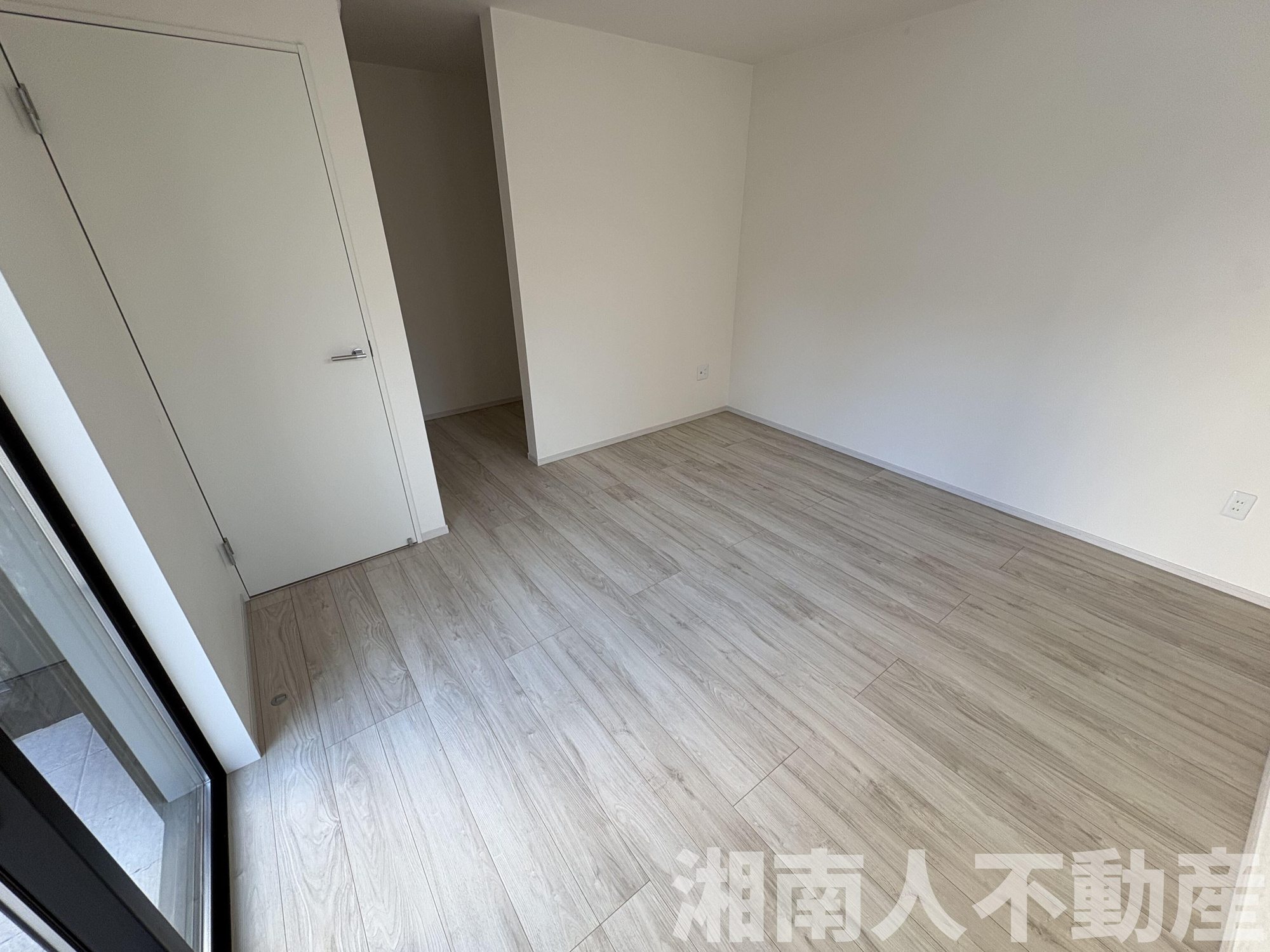 平塚市達上ケ丘１４５４－２，１１，１２新築戸建ての洋室|明るい洋室です