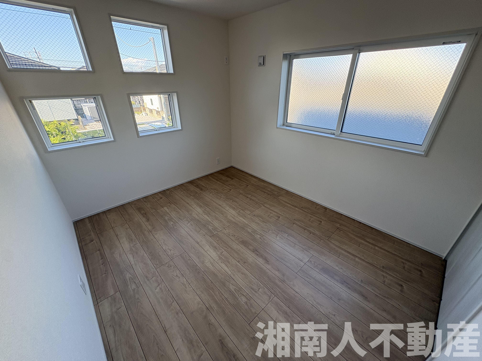 平塚市南原２丁目１４１新築戸建ての洋室|落ち着いた色調の洋室です